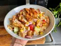En härlig kyckling kebab-sallad med krispig kyckling, majs, gurka, tomat och rödlök i en krämig dressing.