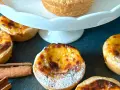Fluffiga, gyllene pastel de nata med pudersocker och kanelstänger. En härlig fika!