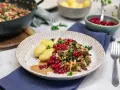En tallrik med köttfärs och kål, serverad med kokt potatis och lingon. Ett härligt kålmaja recept som ser utsökt ut!