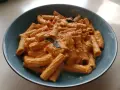 En skål med krämig vodka pasta, toppad med chili flakes och färska örter. Enkel men lyxig middag.