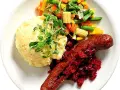 Ugnsbakad isterband med potatismos, rödbetor och en blandning av grönsaker.