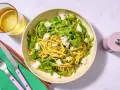 Spaghetti med ruccola och fetaost, ett enkelt zucchini recept. Serveras med ett glas bubbel.
