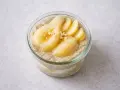 Chiapudding recept med päron och nötter i glasburk. En härlig frukost eller mellanmål.