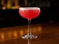 En rosa pantern drink i ett elegant glas, perfekt för en festlig kväll.