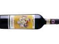 En flaska Chianti Classico Gran Selezione med en rolig etikett med tuppar som spelar musik. Perfekt vin till stifado!