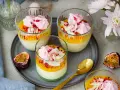 Vackra glas med pannacotta påsk, toppad med passionsfruktscurd, maräng och kokosflingor. En festlig dessert!