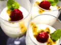 Vit chokladmousse med passionsfrukt, toppad med hallon och mynta. En ljuvlig dessert som smälter i munnen.