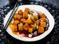 Krispiga, glaserade tofubitar med salladslök och en mörk sås. Ett läckert tofu recept som ser fantastiskt ut!
