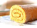 En saftig glutenfri rulltårta med socker strött över, perfekt för fikat.
