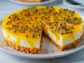 En krämig passionsfrukt cheesecake med en krispig botten och en glansig topping full av passionsfruktfrön.