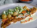 Stekt fisk med krämig sås, potatis, gurka och rom. Ett perfekt sandefjordsås recept för en lyxig middag.
