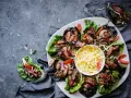 Läckra salladsblad fyllda med köttfärs, svamp, bacon och tomat. En perfekt proteinrik mat för en hälsosam måltid.