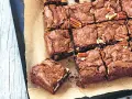 Färska, sega brownies med nötter, perfekta för ett enkelt brownie recept.
