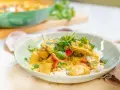 En krämig kyckling curry med ris, toppad med färsk koriander. En härlig och smakrik rätt.