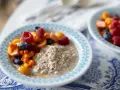 En skål gröt med färska bär och frukt. Perfekt för frukost tips!
