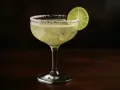 En svalkande margarita med saltkant och lime, perfekt för ett enkelt margarita recept.