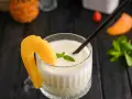 En krämig pina colada med ananasskiva och mynta. Perfekt för en solig dag.