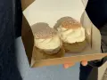 Två fluffiga semlor i en pappkartong, redo för fettisdagen 2026. Perfekt för en fika!