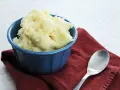 Krämigt potatismos i en blå skål, redo att serveras. Ett enkelt potatismos recept som passar till det mesta.