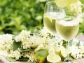 Två glas Hugo Spritz med fläderblommor och lime. En perfekt sommardrink!
