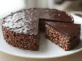 En chokladig rice crisp tårta med en bit borttagen, redo att avnjutas.
