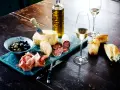 Perfekt vin till buffe: ost, salami, oliver, parmaskinka och nybakat bröd.