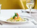 En krämig risotto med räkor och apelsin, perfekt ackompanjerad av ett glas vitt vin till risotto.