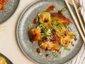 Stekta dumplings med en kryddig sås, toppade med sesamfrön och salladslök. En utsökt dumplings sås som gör rätten komplett.