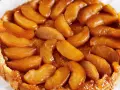En gyllene tarte tatin med karamelliserade äppelklyftor som glänser. En klassisk fransk dessert som smälter i munnen.