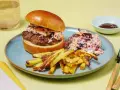 En saftig hamburgare med krispig coleslaw och pommes frites. Ett perfekt hamburgare recept för en härlig måltid.