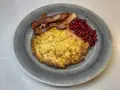 En gyllene raggmunk med knaperstekt bacon och rårörda lingon. Ett klassiskt raggmunk recept som smakar ljuvligt.