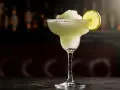 En frostig frozen margarita med saltkant och lime. Perfekt för ett somrigt frozen margarita recept.