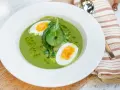 En krämig spenatsoppa med halverat kokt ägg och färsk spenat. Ett enkelt och gott spenatsoppa recept.