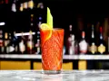 En perfekt Bloody Mary med selleri och citron, redo att avnjutas vid baren.