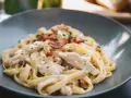 Krämig pasta med kyckling och knaprigt bacon. En härlig bacon pasta som ser utsökt ut.