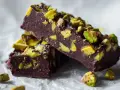 Mörk chokladfudge med pistagenötter, perfekt för ett dubai choklad recept.