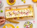 En härlig rulltårta med grädde och påskägg, perfekt för påskfirandet.