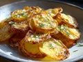 Krispiga, gyllene skivor av råstekt potatis toppas med flingsalt och färsk dill. En härlig sidorätt som passar till det mesta.