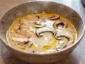 Varm och krämig kycklingsoppa med champinjoner. Ett perfekt kycklingsoppa recept för en kall dag.