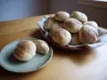 Nybakade frallor med sesamfrön, perfekta för frukost eller fika. Ett enkelt frallor recept att prova!