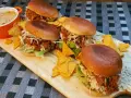 Fyra saftiga pulled pork-sliders med krispiga nachochips och en skål dipp. Perfekt för en mysig kväll med vin till pulled pork.