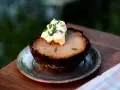 En bakad kålrabbi med en klick smör och gräslök, ett enkelt och gott kålrabbi recept.
