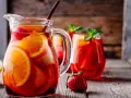 En karaff fylld med fruktig sangria, perfekt för en sommardag. Här är ett enkelt sangria recept.