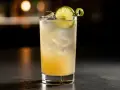 En uppfriskande limoncello sour med is, lime och en vacker spiraldekoration.