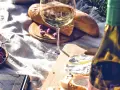 En härlig picknick med vin till brieost, färskt bröd och körsbär.