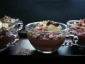 Chokladmousse recept i små glasbägare, toppad med grädde och krossad choklad. En perfekt dessert!