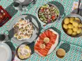 En härlig påskbuffé med ägghalvor, gravad lax, potatis, sallad och skagenröra. Perfekta påskmat recept för en festlig måltid.