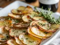 Råstekt potatis i ugn, krispiga skivor med örter och flingsalt. Perfekt tillbehör som doftar ljuvligt.