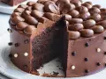 En saftig chokladtårta med chokladfrosting och dekorationer. Perfekt för alla som älskar choklad och letar efter ett gott chokladtårta recept.