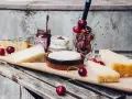 En härlig ostbricka med olika ostar, körsbär och marmelad, perfekt för ett glas vin till ostbrickan.